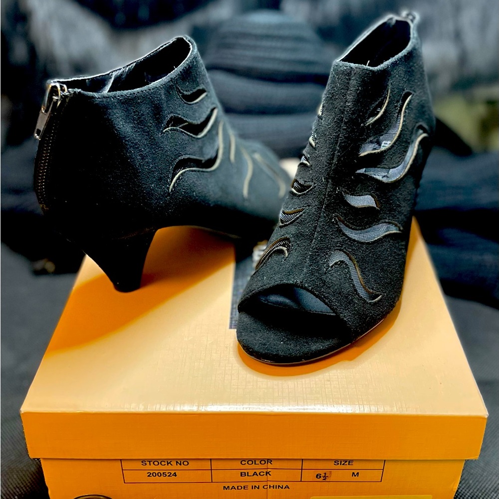 NWB THEME PEEP TOE BLACK SUEDE ANKLE BOOTS WITH MESH CUT OUTS ON THE SIDES 6.5M